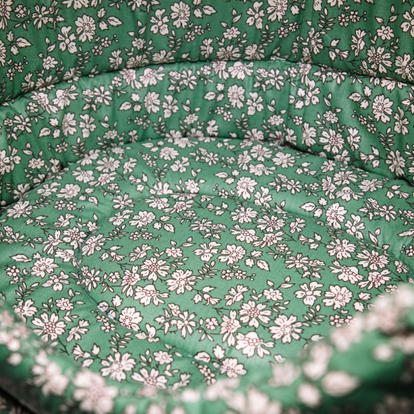 Лежанка овЛежанка овальная стеганая поролоновая хлопок Цветы на зеленом 52*46*20см/DONBARON